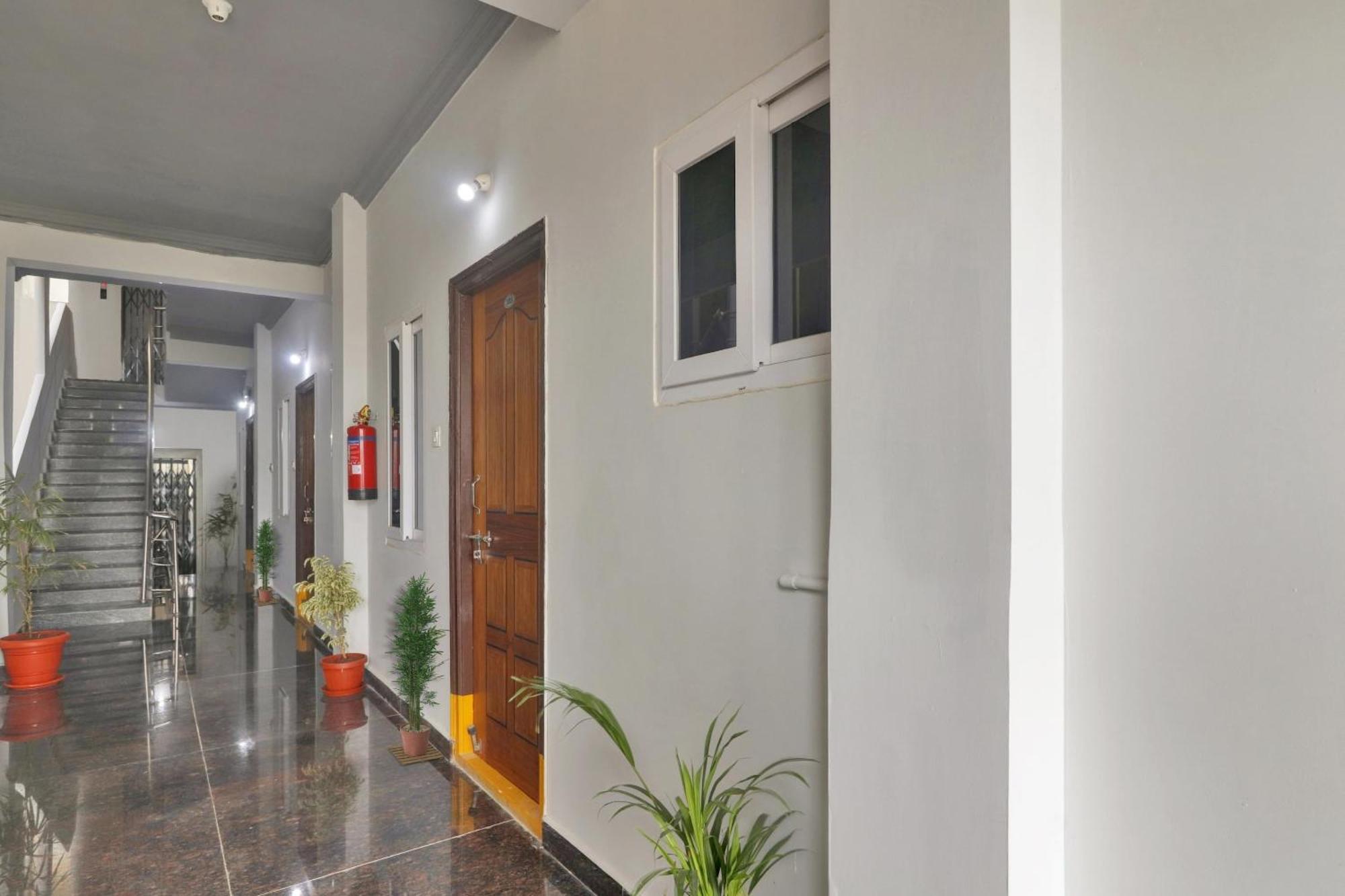 Super Townhouse Rcc Blizz Hotel Kondapur  Luaran gambar