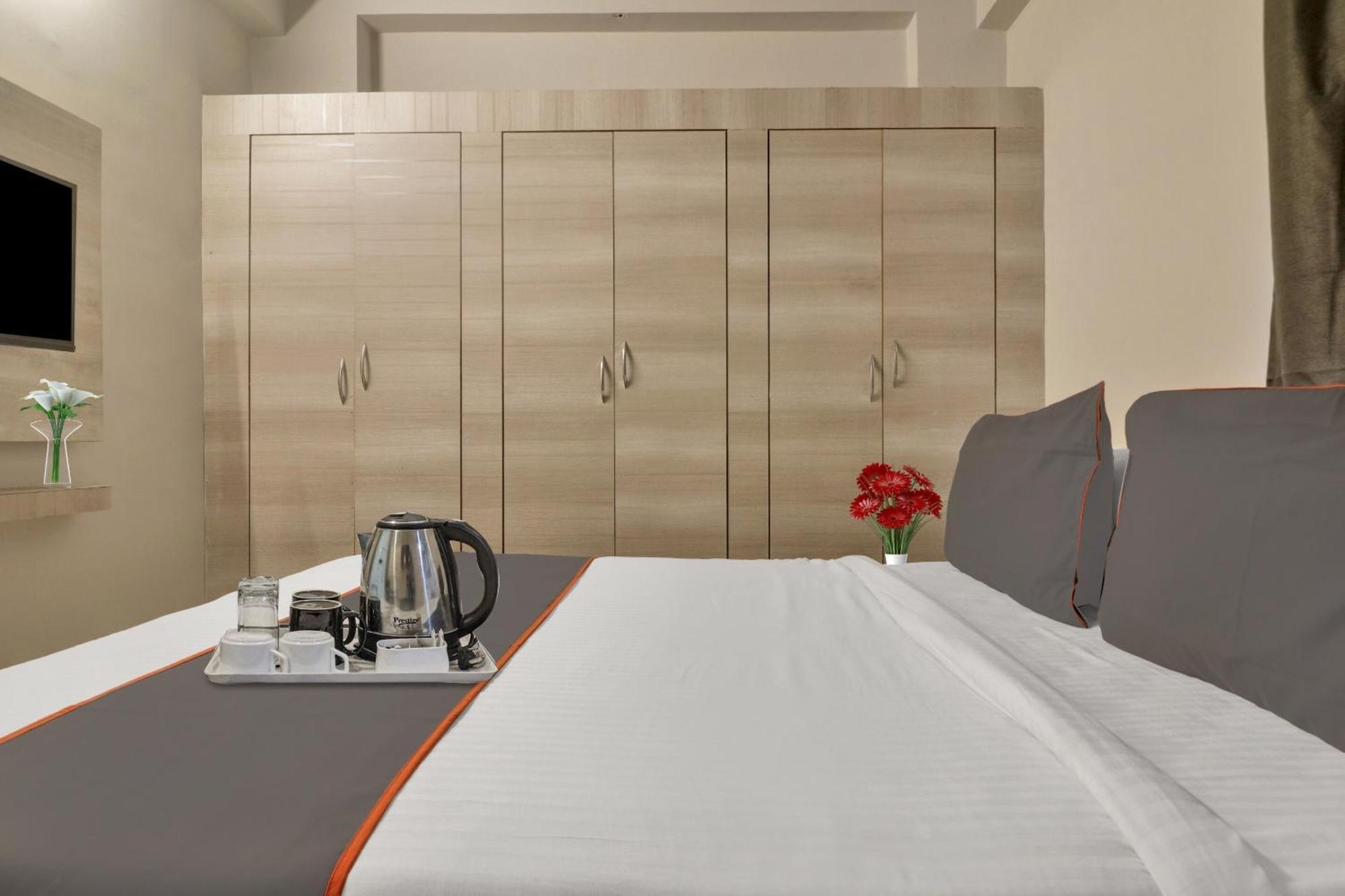 Super Townhouse Rcc Blizz Hotel Kondapur  Luaran gambar